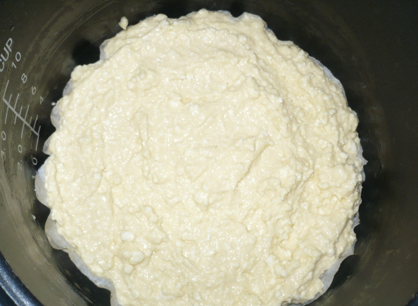 1. Этап. Воздушная творожная запеканка в мультиварке: 4. В последнюю очередь добавляем муку и продолжаем замешивать. По консистенции масса не должна быть слишком густой (как густая сметана). Выкладываем полученную массу в мультиварку и выставляем режим 