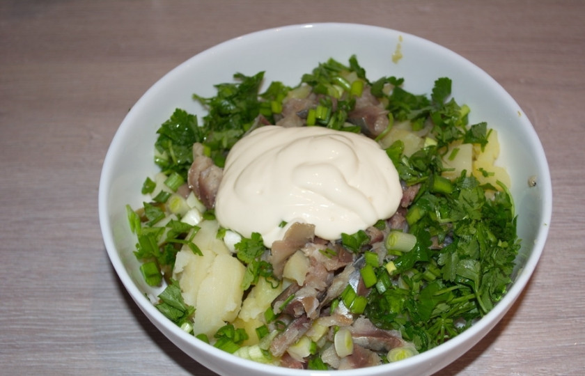 1. Этап. Салат Океан: В салатнике соедините рыбу, картофель, огурцы и зелень. Заправьте салат майонезом. Тщательно перемешайте.