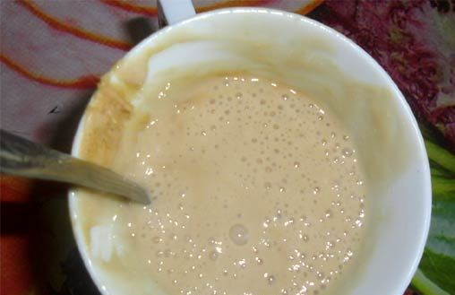 1. Этап. Пирожковое тесто за 5 минут: 1. Сделаем опару. Кефир чуть подогреем, смешаем с сахаром (1 ст.л.), и добавим дрожжи. Перемешаем, и дадим постоять.