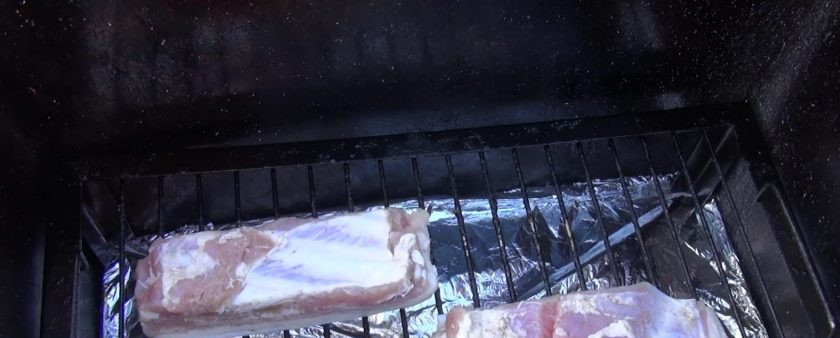 1. Этап. Копченая грудинка: Положите мясо в коптильню. Поставьте на 60 минут на огонь.