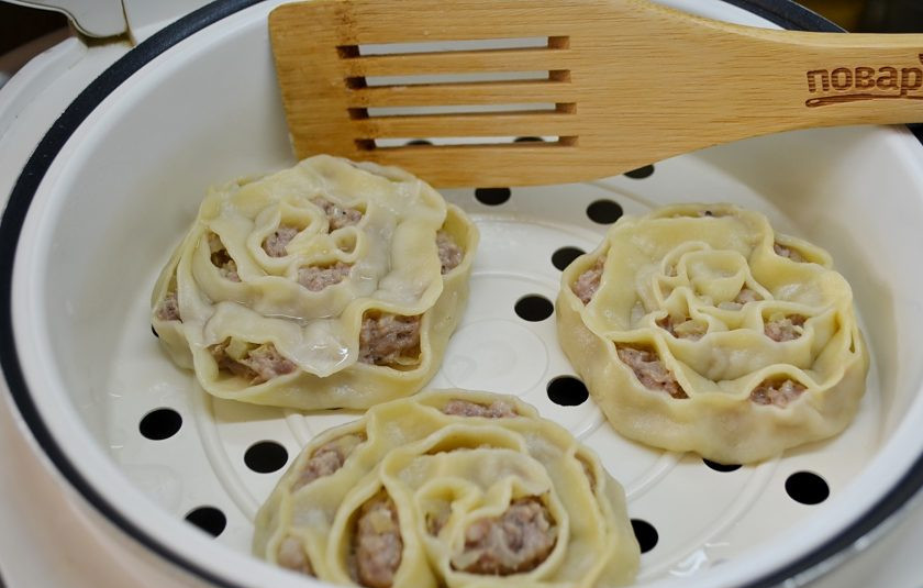 1. Этап. Манты в форме розочек: Манты готовы, лопаткой снимите первую партию.