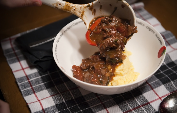 1. Этап. Говядина по-итальянски: 12. Подавайте говядина по-итальянски с полентой, макаронами, рисом или картофелем. Приятного аппетита!