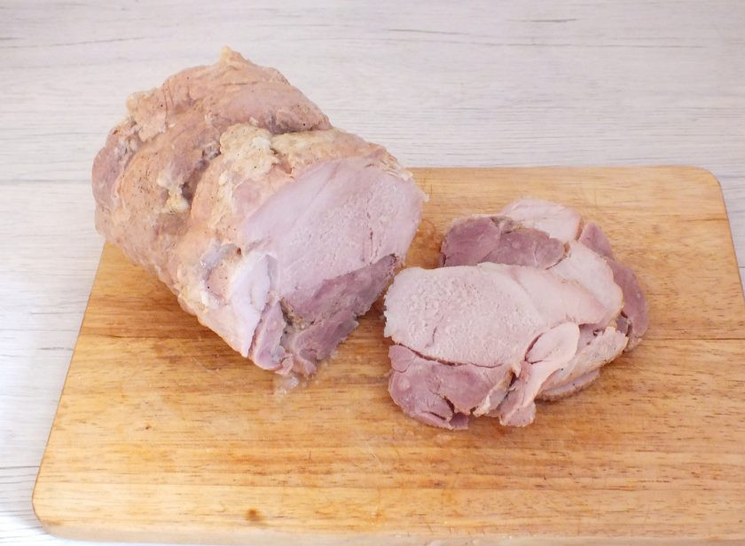 1. Этап. Буженина в ветчиннице: По истечении времени буженину извлеките из ветчинницы. Нарежьте на кусочки острым ножом.