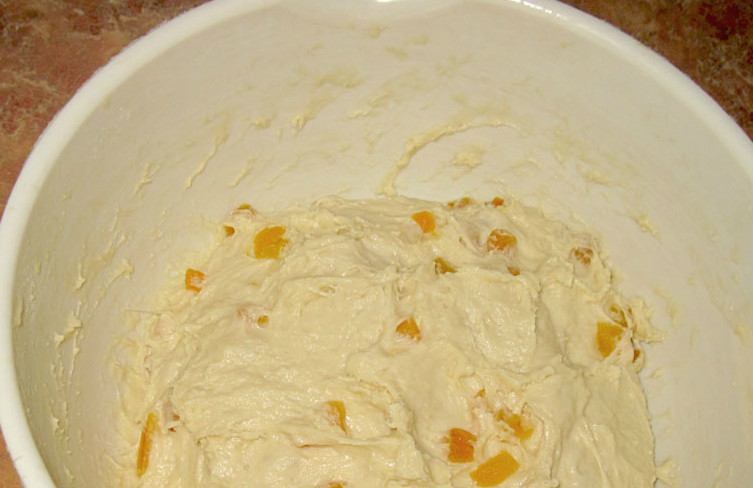 1. Этап. Сдобные булочки на кефире: Эту смесь смешиваем с мукой. Добавляем ванилин, затем дрожжи. Вымешиваем тщательно наше тесто. Добавляем масло растительное и перемешиваем снова. Когда тесто поднимется, добавляем растопленное сливочное масло и курагу (по желанию). Тесто должно получиться липким. Оставляем его в тепле на полтора часа.