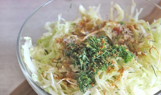 1. Этап. Киш «Осень»: Тушеную капусту с беконом выложить в чашку, немного остудить. Посолить и приправить по вкусу, добавить мелко нарезанную зелень укропа.