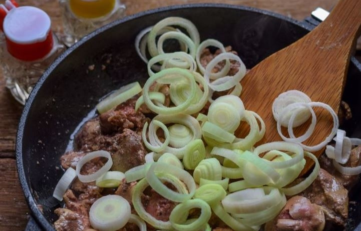 1. Этап. Тушеная печень индейки: Лук порей вымойте и обсушите. Нарежьте его кружочками и отправьте обжариваться к печени. Также можно добавить любые другие овощи на ваш вкус, чтобы получилось полноценное блюдо.