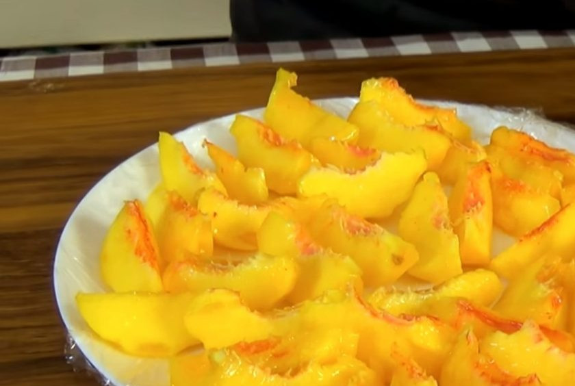 1. Этап. Персиковый сорбет: 1. Персики очистите от кожуры и нарежьте небольшими кусочками. Тарелку выстелите пищевой пленкой и сложите на нее персики в один слой.