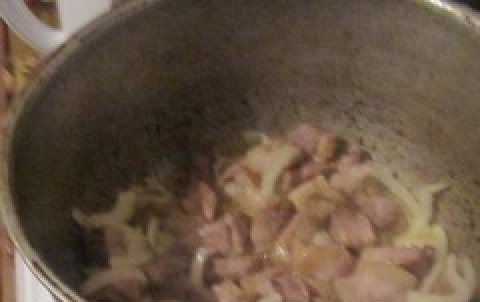 1. Этап. Бигус с мясом: Чистим и нарезаем репчатый лук. Добавляем к мясу и обжариваем, помешивая, минут 10.