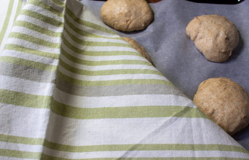 1. Этап. Цельнозерновые булочки для бургеров: Затем разделите тесто на 8-10 шариков. Выложите заготовки на противень, выстеленный пергаментом, накройте полотенцем и оставьте минут на 20, чтобы они 