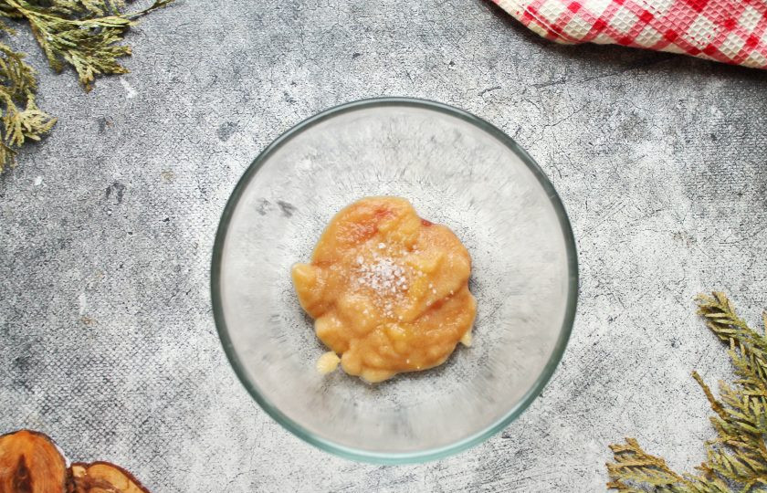 1. Этап. Соленая икра корюшки: Добавьте в подготовленную икру соль и хорошо перемешайте до ее растворения. Переложите икру в чистую, сухую банку, неплотно закройте и уберите в холодильник на 3 часа.