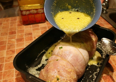 1. Этап. Мясной рулет в духовке: 12. Полученным соусом полить рулет и отправить его в предварительно разогретую духовку минимум на 1.5 часа. Чтобы мясной рулет в духовке в домашних условиях получился румяным, периодически нужно поливать его соусом сверху.