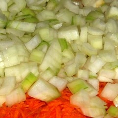 1. Этап. Капуста с луком: Порезать лук и морковь.