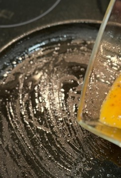 1. Этап. Омлет в лаваше-кругляше: Сковороду разогреть, смазать оливковым маслом, влить одну порцию омлета