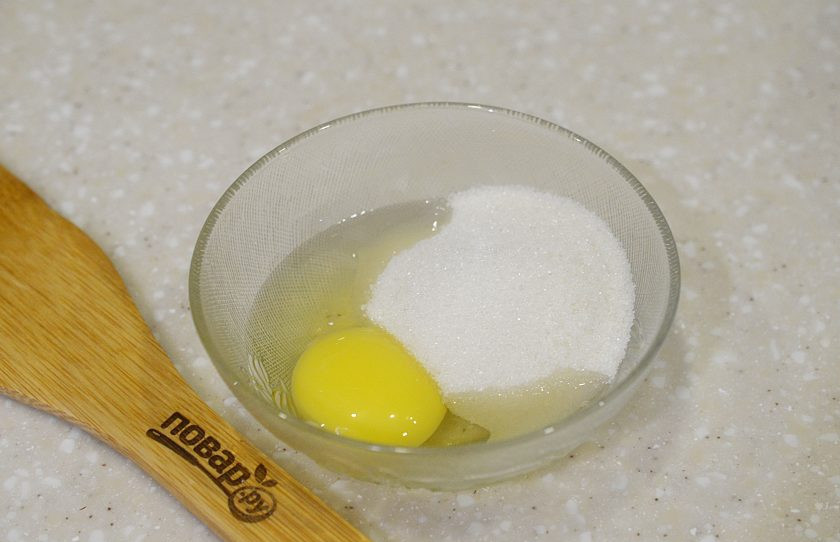 1. Этап. Лава кейк: 4. Яйцо взбейте с сахаром и ванильным сахаром.