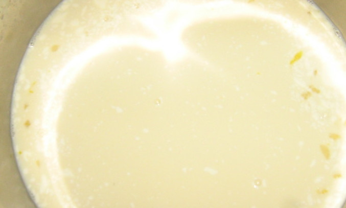 1. Этап. Бабушкины пирожки (самые вкусные): Растворите дрожжи в теплом молоке.