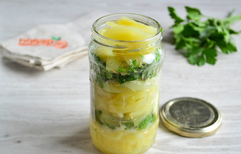 1. Этап. Перец с чесноком и петрушкой на зиму: Вот так нужно выложить: слой перца, немного чеснока, пару крупных щепоток нарезанной петрушки, снова слой перца и повторить. Получается очень аппетитно, правда?