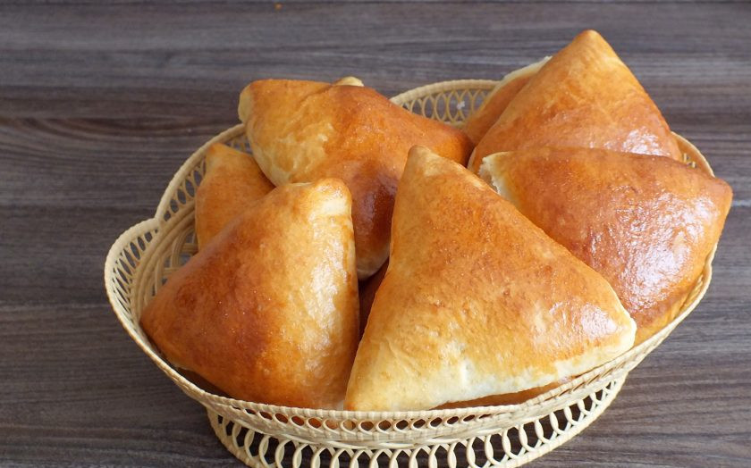 1. Этап. Пирожки с повидлом на кефире: После переложите в вазочку, хорошо охладите и подавайте к столу.