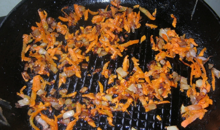 1. Этап. Суп со свининой на косточке: Лук и морковь очищаем и измельчаем. Обжариваем овощи на растительном масле до золотистого цвета.