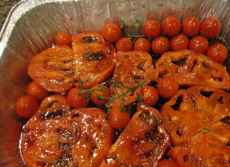 1. Этап. Салат из моцареллы и запечённых помидоров: Выкладываем в форму для выпекания помидоры черри (можно вместе с веточками), заливаем все это дело получившимся соусом. Ставим в духовку и выпекаем 45-50 минут при 170 градусах.