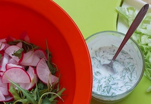 1. Этап. Овощной салат с вареным адыгейским сыром: Зелень и редис промыть, обсушить. У руколы срезать жесткие черешки (если таковые имеются) и крупно порезать. Редис порезать тонкими ломтиками, капусту (или салат)нашинковать неширокими полосками. Орех порубить ножом. Для заправки смешать йогурт с мелко рубленым укропом, добавить лимонный сок. Можно консервированный.