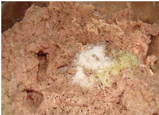 1. Этап. Вафельные котлеты: 4. Самое время посолить и поперчить по вкусу. Также добавить выдавленный через пресс чеснок.