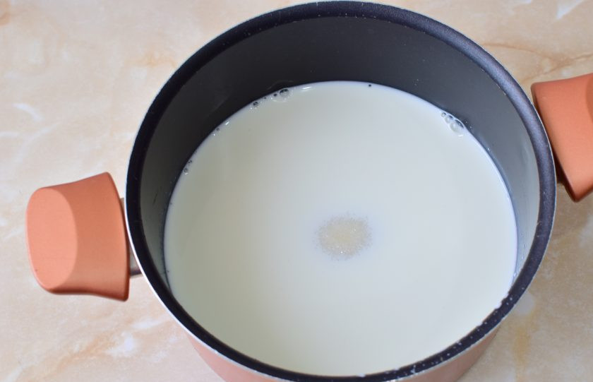 1. Этап. Французские эклеры: Для приготовления крема доведите до кипения молоко с сахаром.