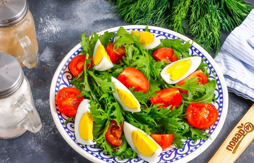 1. Этап. Салат с ростбифом и рукколой: Очистите отварное яйцо от скорлупы и промойте в воде, нарежьте на четвертинки и выложите на тарелку.