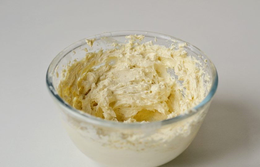 1. Этап. Постный морковный торт: Затем частями начните добавлять к нему заварной крем. Взбейте до однородной, пышной массы.