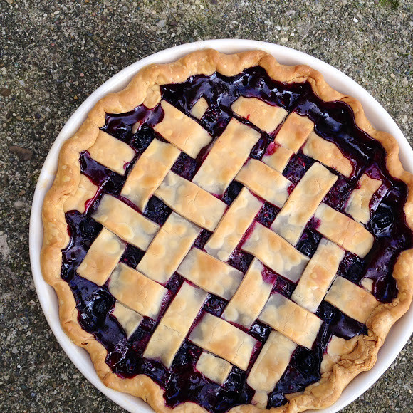 1. Этап. Пирог из дрожжевого теста с ягодами: 3. Запекаем примерно полчаса, пока тесто не станет румяным, а ягоды не начнут напоминать желе или варенье. Готово!