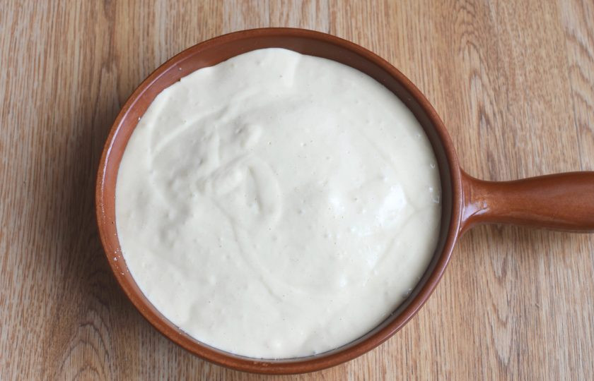 1. Этап. Пирог заливной с картошкой: Залейте второй половиной теста и выпекайте в прогретой до 180 градусов духовке до зарумянивания. Затем убавьте нагрев до 160 градусов и выпекайте до готовности.