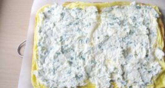 1. Этап. Омлетный рулет с плавленым сыром: 5. Промазываем всю поверхность начинкой и равномерно распределяем ее.