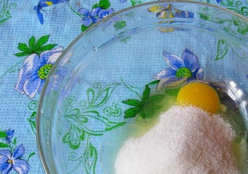 1. Этап. Кекс из сметаны: В миске взбейте яйца с ванилином и сахаром до пены, а потом добавьте сметану, всё как следует перемешайте.