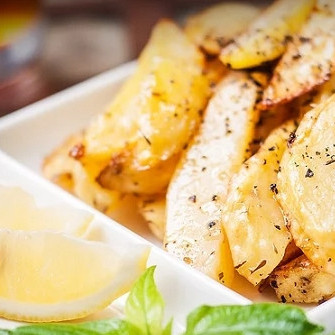 Картофель, запеченный с лимоном и чесноком