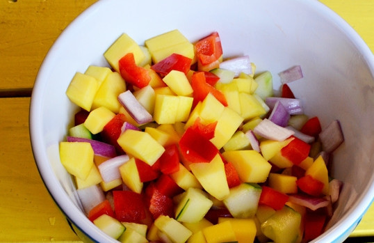 1. Этап. Салат для пикника на природе: 2. Перекладываю все составляющие в салатник, где удобно перемешивать.