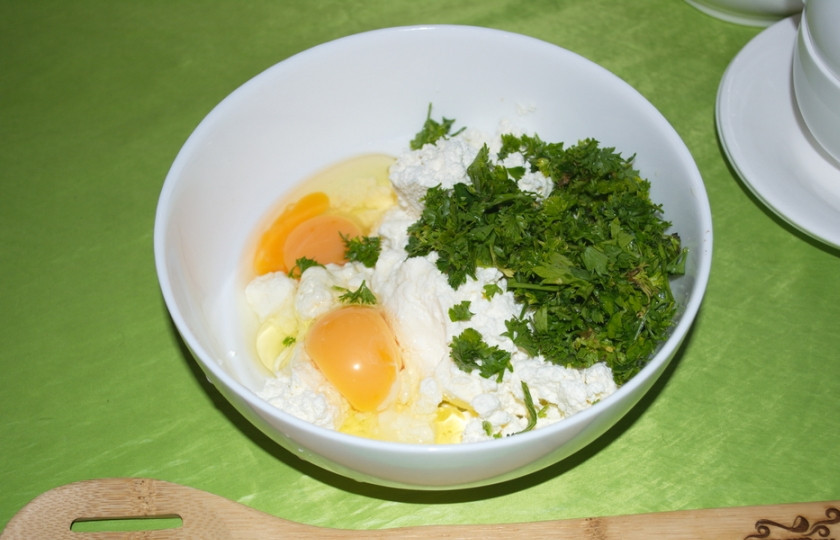 1. Этап. Ачма из лаваша с творогом: Измельчите зелень, добавьте к творогу.