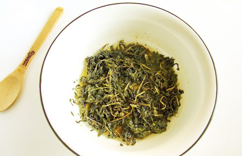 1. Этап. Варенье из мяты: После чего тазик поставьте на плиту и доведите до кипения. Проварите мяту в сиропе 10 минут и снимите с огня. Оставьте в покое на 12 часов, прикрыв емкость чистой тканью. Затем сироп снова доведите до кипения и сразу снимите с огня. Настаивайте еще 12 часов, после чего процедите через мелкое сито и разлейте по баночкам.