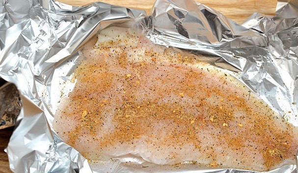 1. Этап. Минтай в духовке: 5. Посыпьте рыбу специями, солью, перцем.