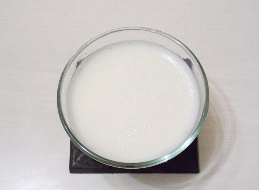 1. Этап. Торт с шоколадной крошкой: Молоко вскипятите и остудите. Всыпьте желатин и перемешайте, оставьте до набухания, согласно инструкции. Затем распустите желатин на водяной бане или в микроволновой печке до однородной массы.