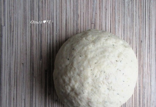 1. Этап. Картофельные крекеры с тунцом Новогодний хруст: Замесите эластичное тесто, возможно понадобится чуть больше или чуть меньше муки. Уберите тесто в холодильник на 30-60 минут.