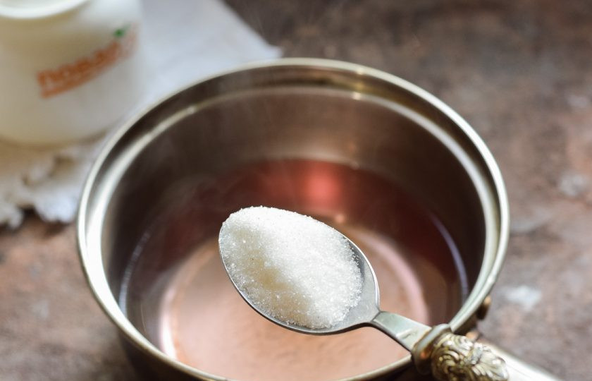 1. Этап. Компот из ежевики и малины на зиму: Последний раз слейте уже компот в кастрюлю, добавьте сахар, проварите 2-3 минуты.