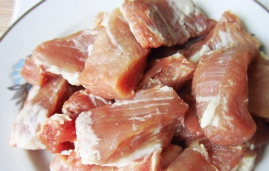 1. Этап. Свинина, тушеная со сливами: 1. Для приготовления этого блюда можно использовать любую часть тушки свиньи, в данном случае берем лопатку, моем ее и нарезаем небольшими кусочками.