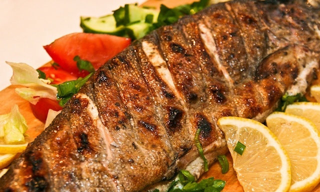 1. Этап. Речная форель на углях: 5. Готовую рыбу подаю со свежими овощами и лимоном, приятного аппетита!