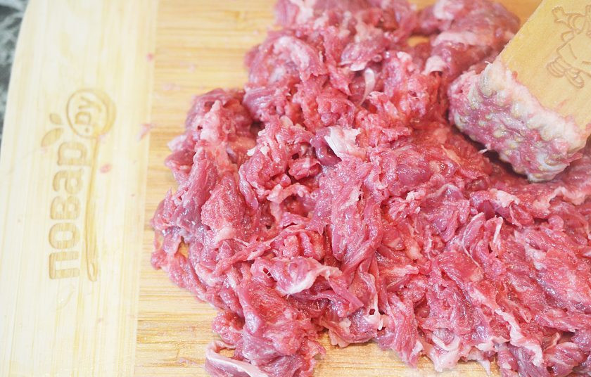 1. Этап. Кололак: 2. Хорошо отбейте мясо молоточком, пока оно не превратится практически в фарш.