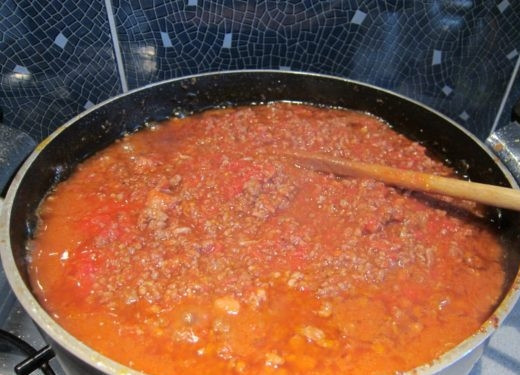1. Этап. Лазанья в духовке: Томатную пасту разведите в курином бульоне и добавьте ее в кастрюлю. Теперь соус 