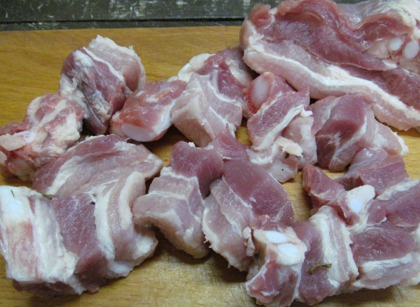 1. Этап. Рийет из свинины: Мясо нарежьте небольшими кусочками.