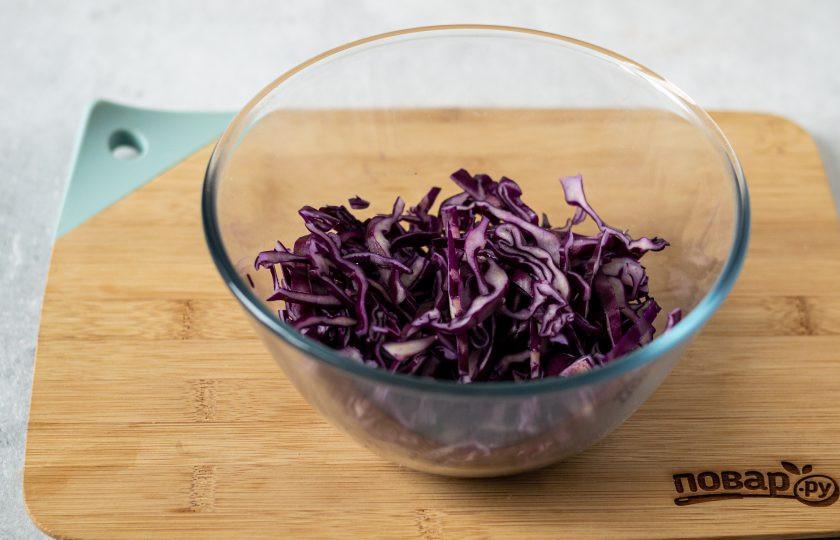 1. Этап. Салат из красной капусты с яблоком: Тонко нашинкуйте красную капусту.