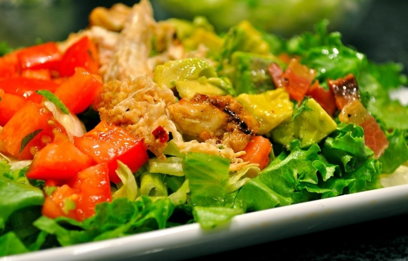 1. Этап. Салат Любимый: 9. Подавайте салат несмешанным, рядом поставьте сосуд с майонезом, второй - с оливковым маслом и нарезанный на дольки лимон. Не забудьте про соль, перец и ложки. Салат 