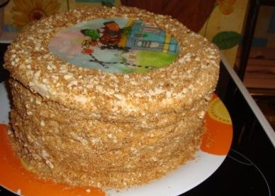 1. Этап. Торт Пизанская башня: 20. Остатки теста перебиваем в блендере или скалкой. И украшаем крошкой бока, на верхний корж помещаем фотопечать, а края декорируем крошкой.