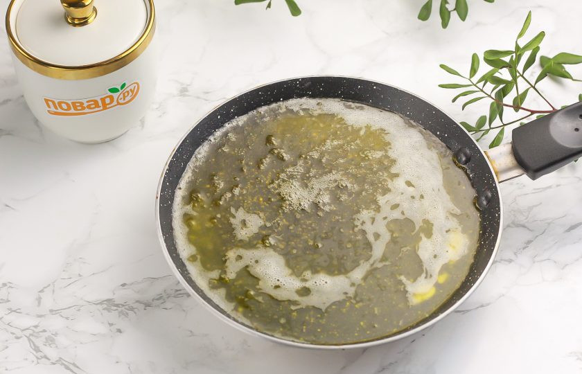 1. Этап. Лимонное сливочное масло: Сливочное масло хорошего качества растопите на сковороде или в казане. Можно использовать микроволновку, помещая масло в чашку.