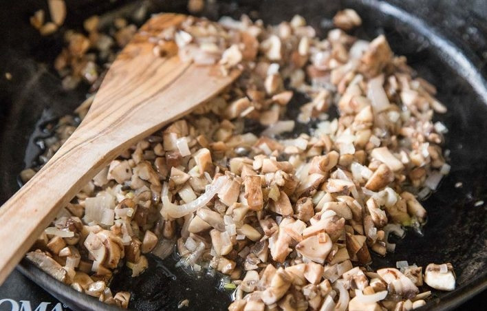 1. Этап. Запеканка из лапши и курицы: 1. Отварите лапшу в подсоленной воде и откиньте на сито. В сковороде растопите 3 столовые ложки сливочного масла и выложите лук, обжарьте его в течение 5 минут, затем добавьте измельченные грибы, готовьте около 5 минут.